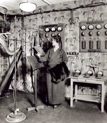 Beatrix Dussane i en radioinspelningsstudio, ca 1936